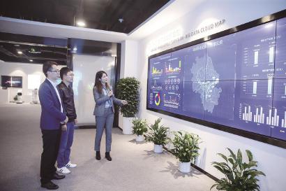 市民参观G60科创走廊规划展示馆