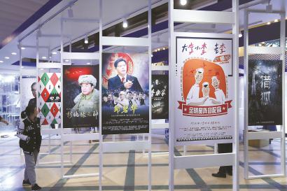打破传统展会地域界限 330家单位参展长三角文博会(图2) 图片说明:现场集中展示长三角影视作品。