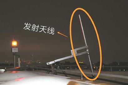 位于楼顶的“黑电台”发射天线。