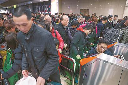 检票员检票员沈薛帮乘客取出被卡住的车票。