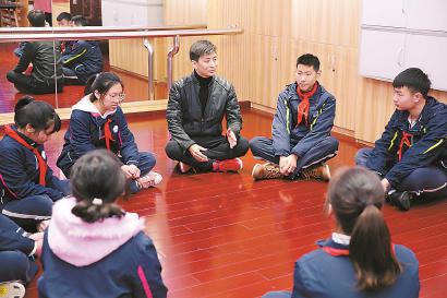 在新大桥中学,参加校园开放日的学生跟着老师学习话剧表演。 陆嘉辉 摄