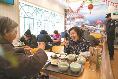 在洋泾社区食堂,老人们吃得满意。 本报见习记者 孟雨涵 摄