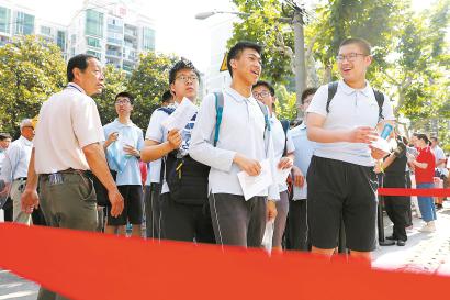 考生纷纷进入中国中学考点。 本报见习记者 赖鑫琳 摄
