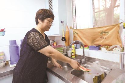 航天新苑居民张凤英在家中对垃圾进行初步分类。