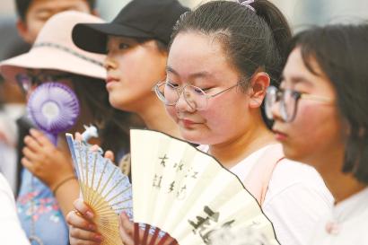昨天,在外滩观光平台,市民游客饱受阳光炙烤。 本报见习记者 赖鑫琳 摄