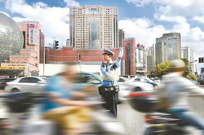 徐家汇肇嘉浜路、虹桥路和华山路汇合处交通情况复杂,交警正在现场指挥。