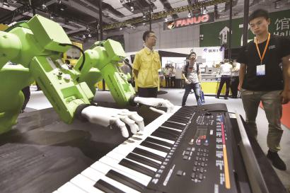 日本发那科协作机器人可以按照指令弹奏美妙的钢琴曲