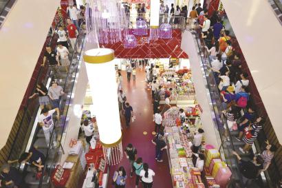 长假期间,上海重点样本企业实现销售额71.2亿元,部分样本企业销售额同比增长20%以上。图为第一食品商店内人头攒动。 本报记者 邢千里摄