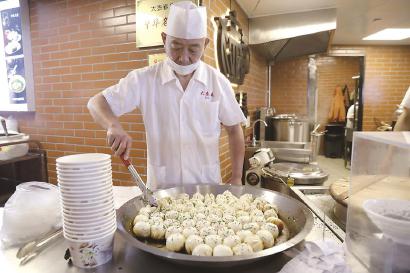 “上海味道”今年将进一步升级,引入包括中华老字号、上海老字号企业在内的27个知名品牌,其中还包括一些“早餐工程”品牌,它们将把上海特色餐饮文化呈现给中外来宾。 均本报记者 袁婧摄