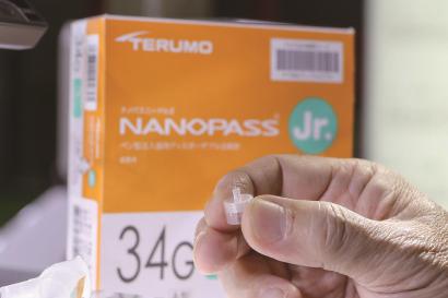 ◆目前世界上最细、最短的胰岛素注射针头——“纳诺斯”系列胰岛素注射针头亮相医疗器械及医药保健展区。 本报记者 叶辰亮摄