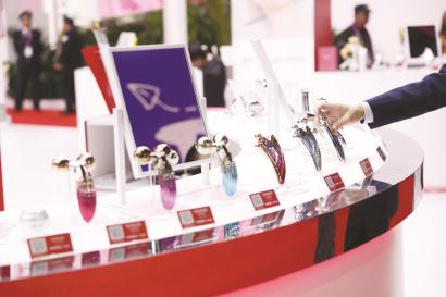 日本的美容仪厂商带来 了最新款的 美容仪器。本报记者 袁婧 摄