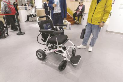现场演示的自动避障功能的智能轮椅。 本报记者 邢千里摄