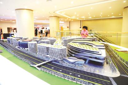各国客商 纷纷把绿地全球 商品贸易港作为全球新品同步首发平台。均本报记者 袁婧摄
