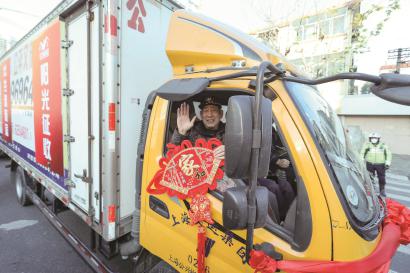 日前,静安区芷江西路街道育群中学西块和241、242街坊地块首批居民集中搬迁,作别住了几十年的老城厢。本报记者叶辰亮摄
