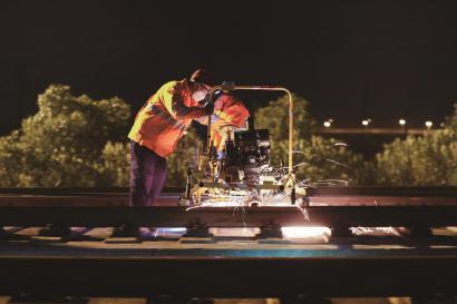 中国铁路上海局集团有限公司的高铁维修工们加强巡线检修工作，确保春运期间铁路安全畅通。 新华社记者 丁汀摄