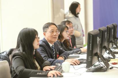 市政协昨天举行委员与市民网上交流活动,图为马驰(左二)、姬兆亮(左四)等委员与网民互动交流。 本报记者 叶辰亮摄