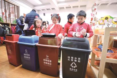 徐汇区紫薇实验幼儿园开展充满趣味的垃圾分类课,让孩子们从游戏中获得垃圾分类知识。 本报记者 袁婧摄