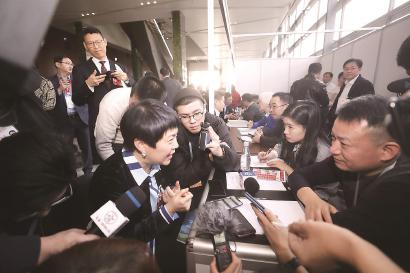 市交通委台前人头攒动,代表正在向相关负责人进行咨询,吸引了大量媒体的关注。 本报记者 袁婧摄