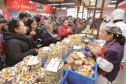 图为市民在南京西路老字号王家沙总店内购买八宝饭等传统食品。本报记者 赵立荣摄