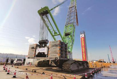 两港大道快速化工程竖起首根立柱。(上海建工集团供图)