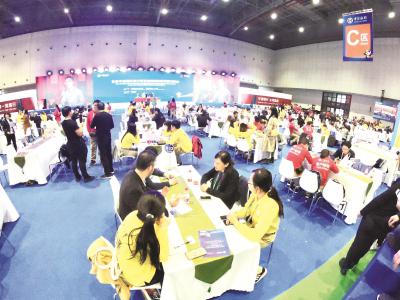 进博会客商供需对接会现场人声鼎沸,一轮又一轮的对接洽谈在此进行。身着黄衫的专业翻译们为展商洽谈对接提供高效的服务。本报记者袁婧摄