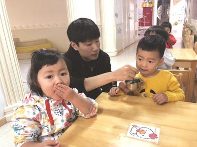 新教师张宇成了孩子们喜欢的“爸爸老师”,经过几个月的锻炼,他已经可以熟练地给孩子们喂饭。本报记者张鹏摄