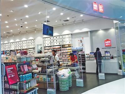 名创优品主要经营各类家居日用品,包括毛巾、鞋帽、化妆品等。