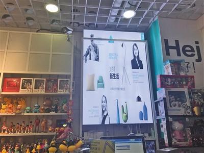 MINIGOOD(下图)和NǒME(上图)在品牌LOGO、颜色及店面布置方面极其相似。