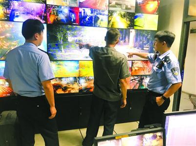 监控室民警必须时刻关注重点区域情况。 邬林桦 摄