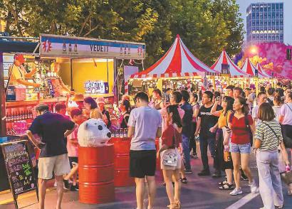 昨天，“新天地活力街区”活动开幕，市民游客聚集在展示台前，沉浸在欢乐中。 新天地供图