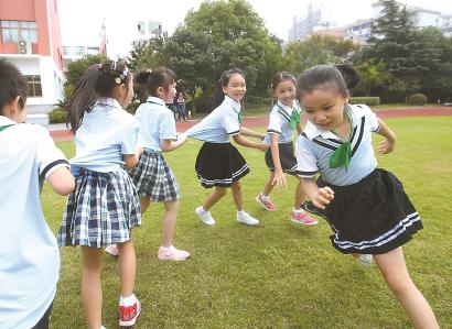 杨浦小学体育课上“老鹰抓小鸡”。邵剑平 摄