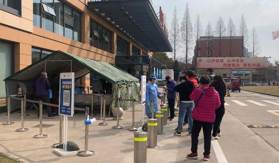 上海市同仁医院门诊入口处开展流调登记。 澎湃新闻记者 陈斯斯 图