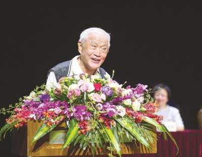 牛犇在上海戏剧学院开学典礼上为全体学生开讲新学期第一堂课。(上海戏剧学院供图)