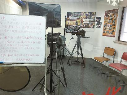 上海荧视文化传媒有限公司办公室内的小影棚。 均 车佳楠 摄