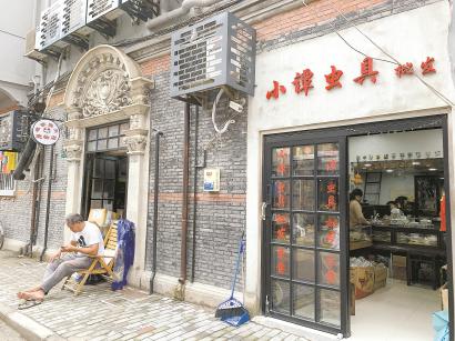 江阴路上的花鸟虫鱼店零星分布,主营批发生意。均 黄尖尖 摄