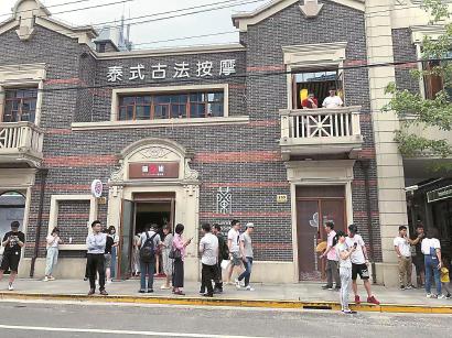 网红新店开张,门口没有任何排队引导,有等候的顾客直接站到了非机动车道上
