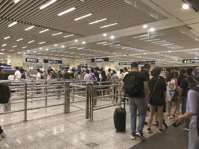 应对潮汐式的大客流,光有蛇形围栏还不够
