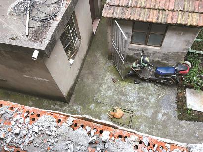 两层高的宿舍楼紧挨着洪东街42弄、96弄的连片居民住宅。