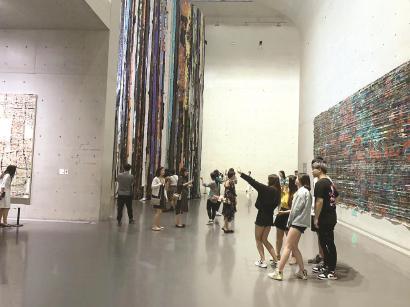 图为国庆假期里,观众在龙美术馆(西岸馆)参观。 (资料照片)