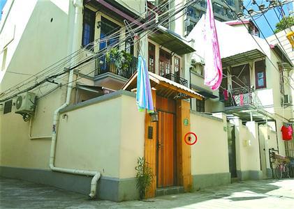 被邻居投诉的建国西路316弄17号民宿,红圈内是密码盒。均 张家琳 李成东 摄