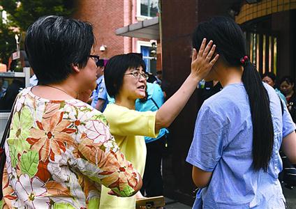 送考老师祝福进入考场的考生。均本报记者　张驰　实习生　卫宜斐　摄 