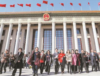 昨天,部分在沪全国政协委员步出人民大会堂。本报记者 张海峰 摄