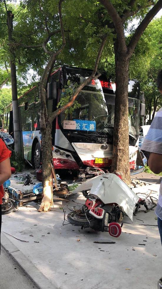 松江发生一交通事故 肇事车与七辆小客车碰撞3人轻微伤