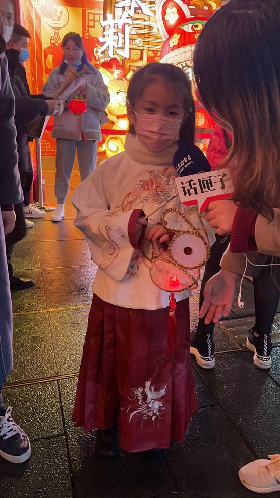一位美美的小妹妹接受话匣妹采访