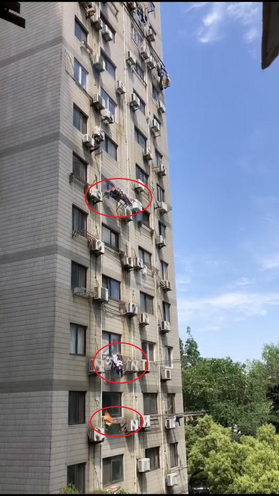 图说:三个窗口同时着火