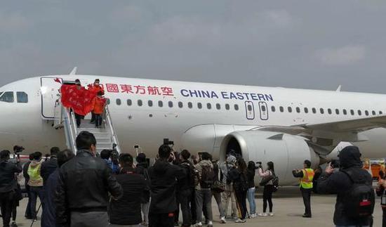 　　4月10日12时03分，MU9002航班降落在上海虹桥机场，最后一支上海支援湖北医疗队返回上海。上海市卫健委 供图