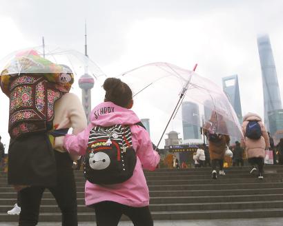 昨天是春节长假最后一天,阴雨天气难阻游客到外滩看风景的热情。 本报记者 邵剑平 摄