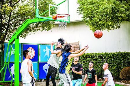 租客参加由“V领地”组织的篮球比赛。 (均 资料)