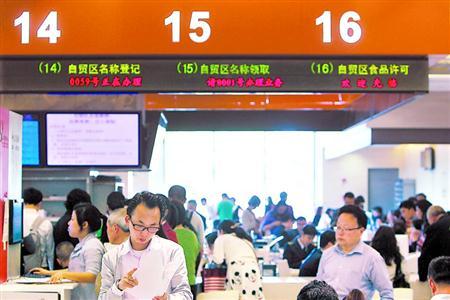 市民前往设在浦东市民中心内的办证大厅办理相关业务。 (资料照片)