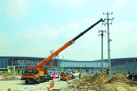 进博会场馆周边架空线入地工作稳步推进。 资料照片